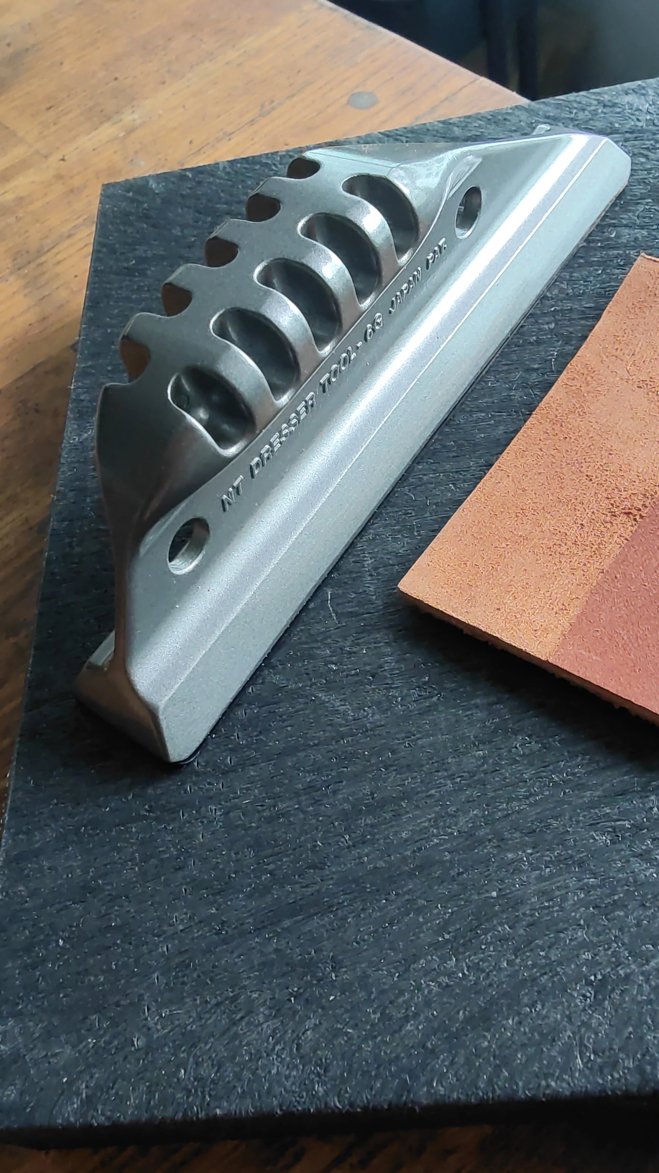 Aluminum leather roughener M - NT Cutter / Crimson – a leatherstore